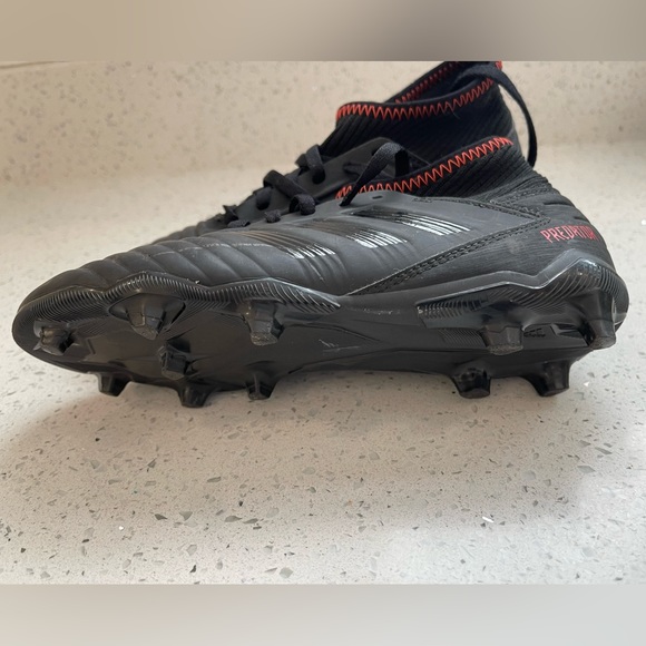 Boys Adidas Predators Sz 2.5 soccer cleats - Picture 2 of 6